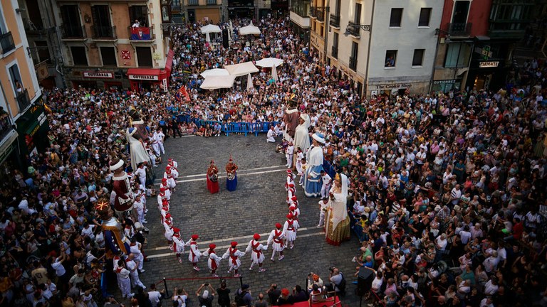 Ohiturazkoa bilakatu da Hiru Burguen soka-dantza