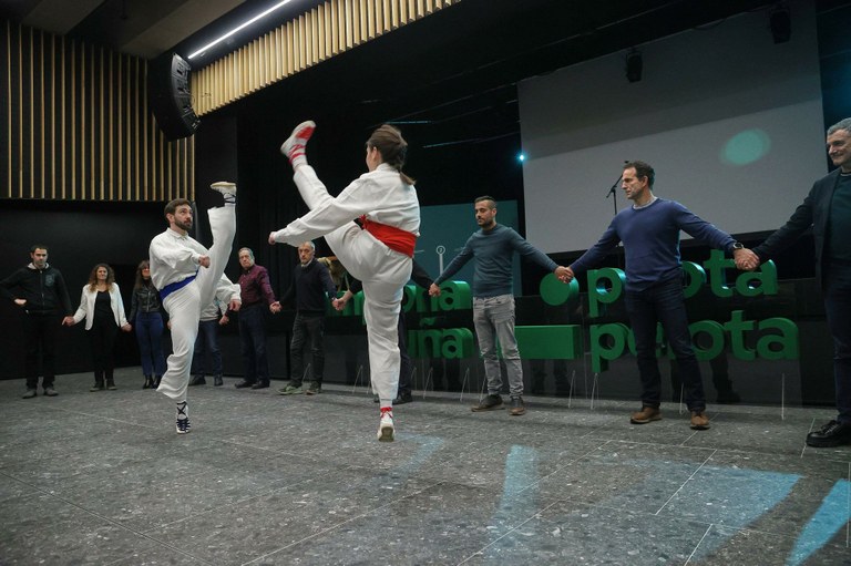 Ongi pilotan eta sendoki dantzatzen...