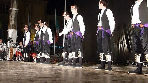 Pirinioen beste aldean dantzan