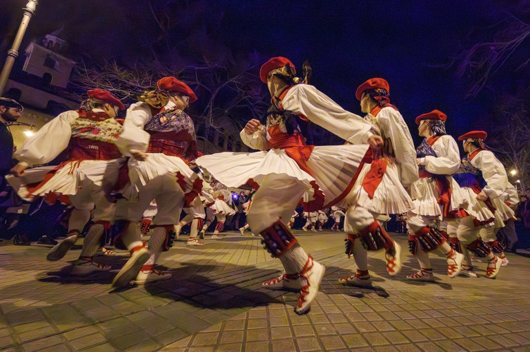 San Blaseko soka-dantzarekin esnatu da hartza, heldu da inauteria