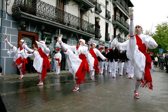 Santa Kruz eguneko ezpata-dantza Andoainen