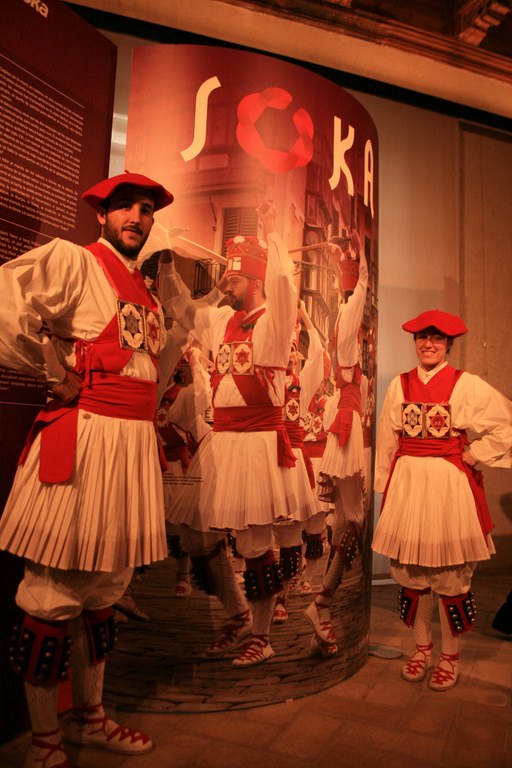 Soka erakusketaren inaugurazioan, soka-dantzan