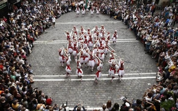 Iruñeko dantzariak Daily Telegraph-en