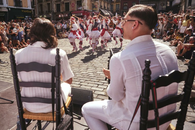 Trokeo-dantzak, gitarra eta txaloen doinura Trokeo-dantzak, gitarra eta txaloen doinura