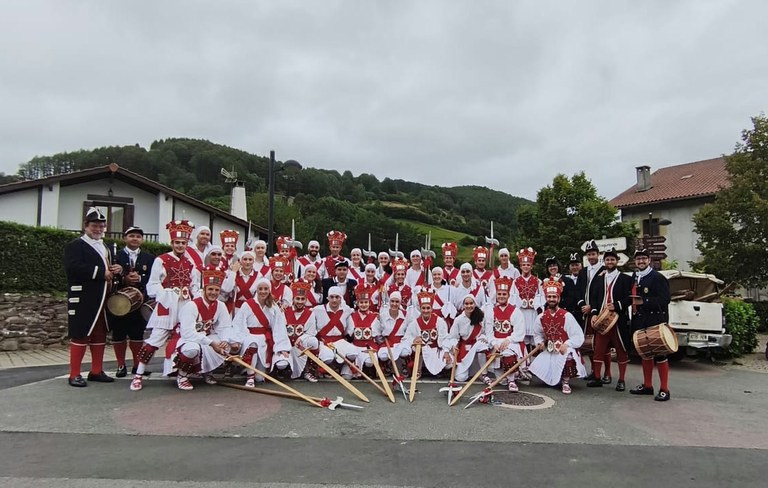 Berastegin gurutzatu dira Tolosako bordoiak eta Iruñeko ezpatak