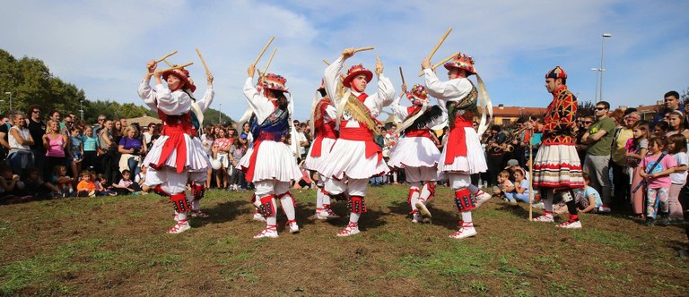 Zangozako Nafarroa Oinezen dantzan