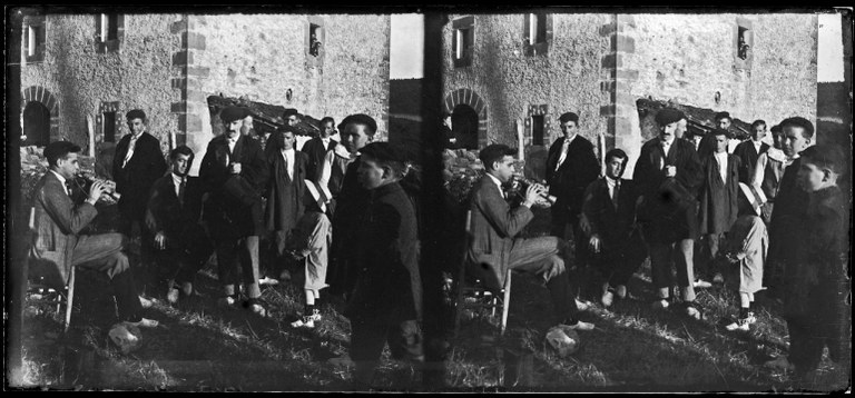 Dantzari buruzko argazki zaharrak Nafarroako Errege Artxibo Nagusian