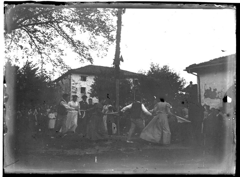 Dantza maiatzaren inguruan Dantza maiatzean