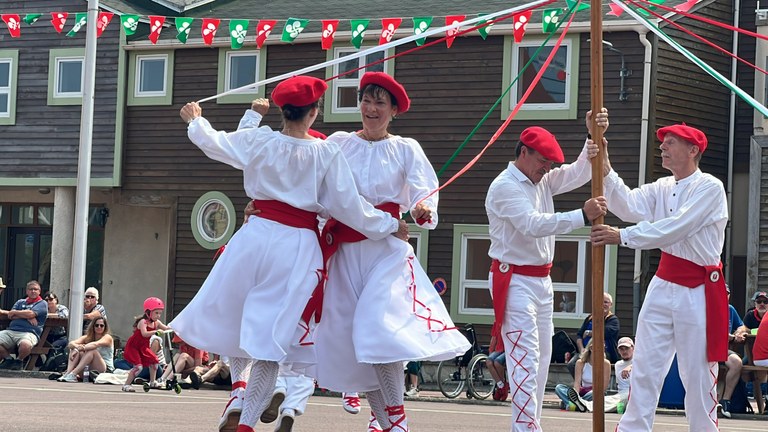 Orok-batek jantzi berriak erakutsi ditu Saint-Pierre eta Mikeluneko euskal festa historikoan Orok-batek jantzi berriak erakutsi ditu Saint-Pierre eta Mikeluneko euskal festa historikoan