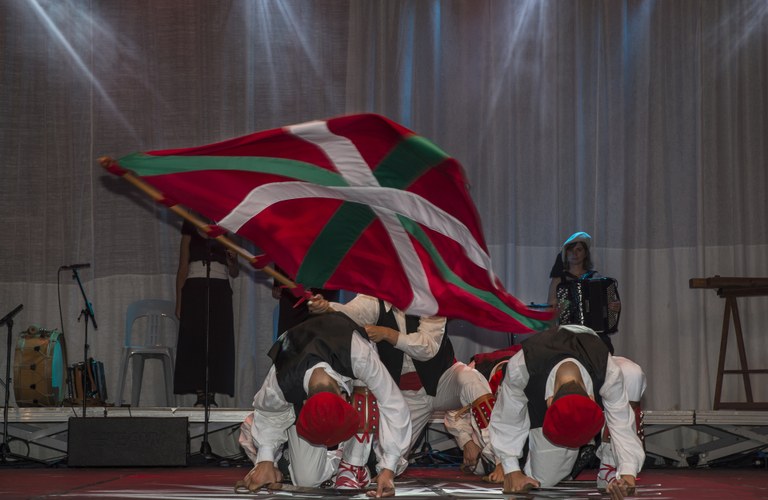 ESKOLAk Konstituzio plaza omenduko bere dantza emanaldian ESKOLAk Konstituzio plaza omenduko bere dantza emanaldian