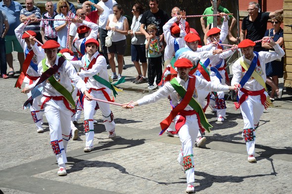 Lesakako ezpata-dantzariak