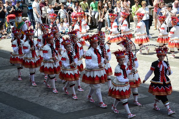 Dugunako txikiak Maritzulirekin dantzan
