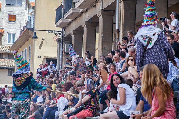 Txatxoak publikoa zirikatuz. Argazkia: Iñaki Zugasti