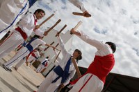 Cambrils herrian ezagutzen dugun ball de bastons edo makila-dantzen aurreneko albistea 1907ko Kontzepzio jaietakoa da. Hain zuzen, Cambrilsen bizi ziren Montblanc aldeko bastoners  (makil-dantzari) batzuek dantzatu omen zuten.