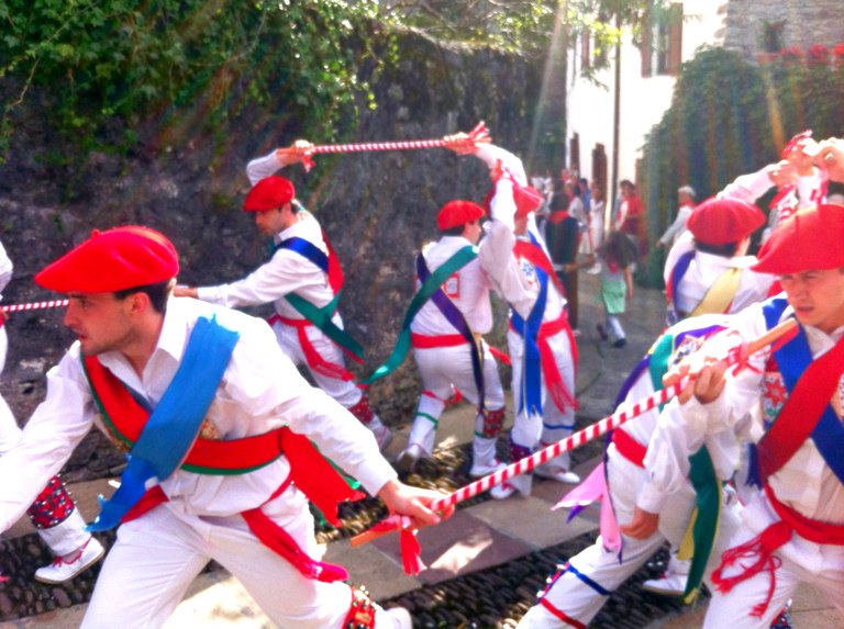 Ezpata-dantzaz beteko ditu Ezpalak jaialdiak Iruñea eta Eibar asteburuan