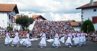   Urtsuko xoriak dantza taldea 1980. urtean sortu zen Lapurdiko Lekorne herrian, eta Lapurdiko dantzei eusten eta bertako ohituretan parte hartzen saiatu da urte hauetan zehar; bat aipatzearren, 1995, 1996 eta 2014. urteetako kabalkada-toberetan esku hartu du. Bertan egindako dantzak eskainiko dizki...