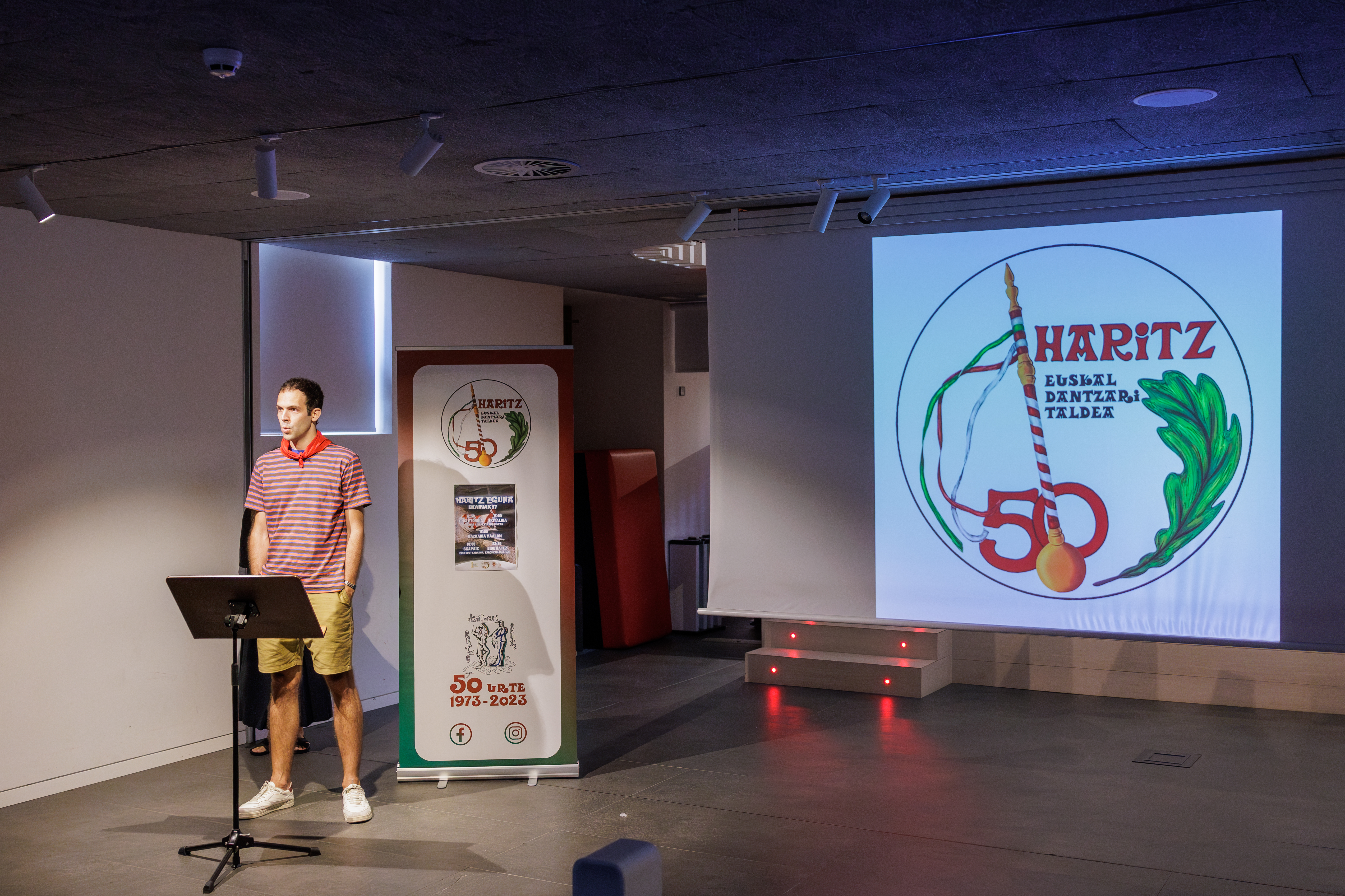 Mikel Olaizola bertsoa abesten