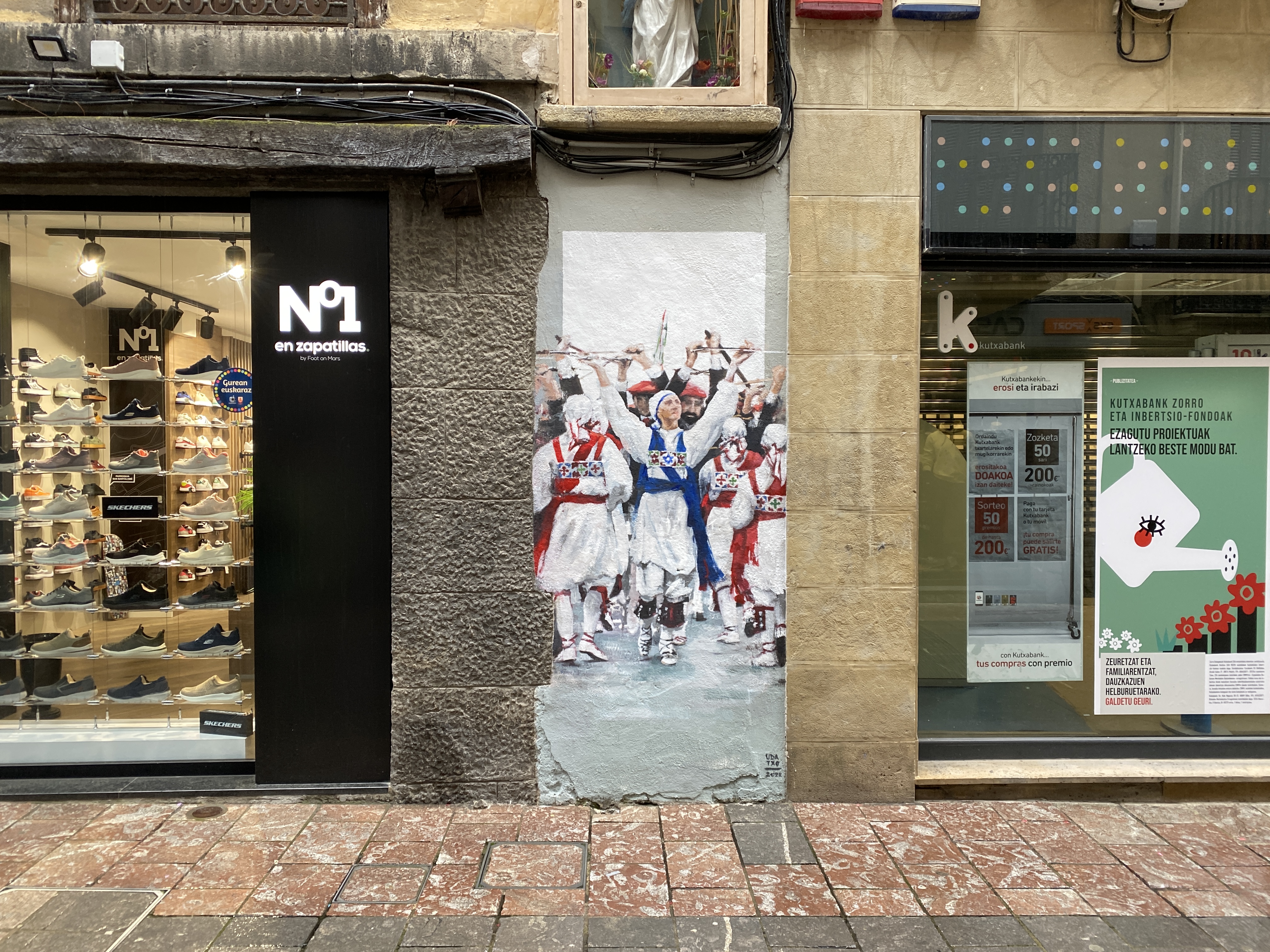 Errosarioko Amaren azpiko pareta apainduta 2