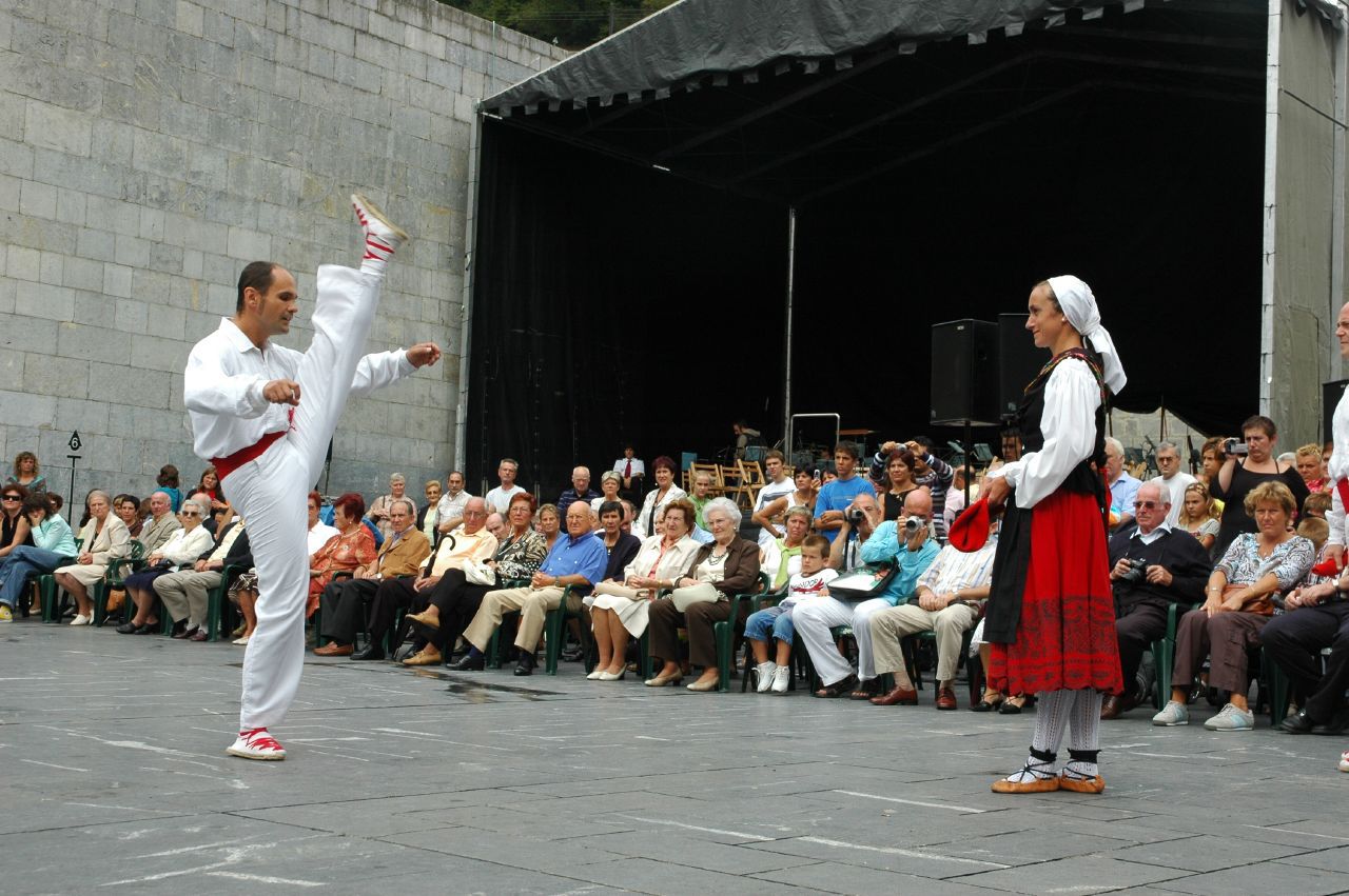 Abel Iriondo. 2006. San Bartolome eguneko soka-dantza