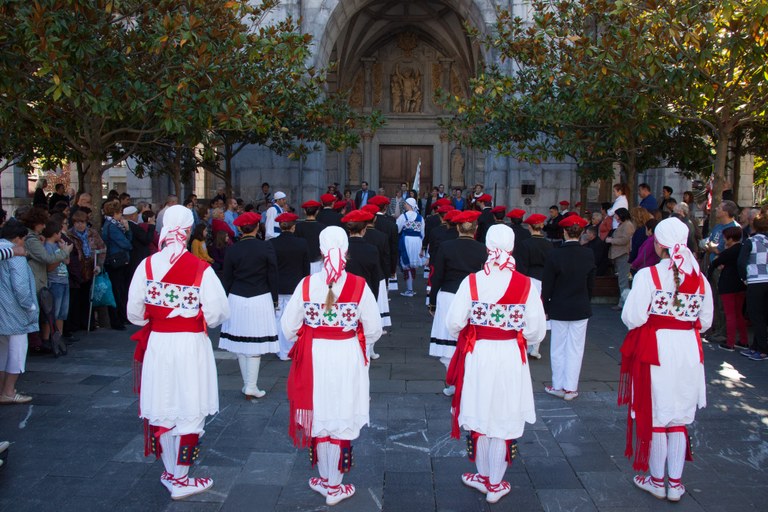 Hamargarrenez aterako dugu ezpata-dantza Hamargarrenez aterako dugu ezpata-dantza