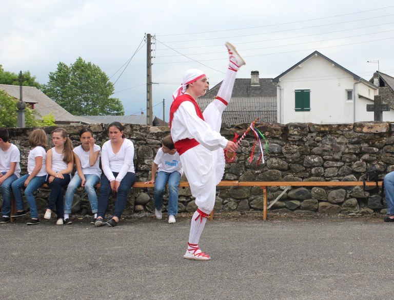 Idauze-Mendiko festetan dantzan