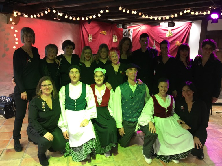 Sustrai akordeoi taldearekin emanaldia