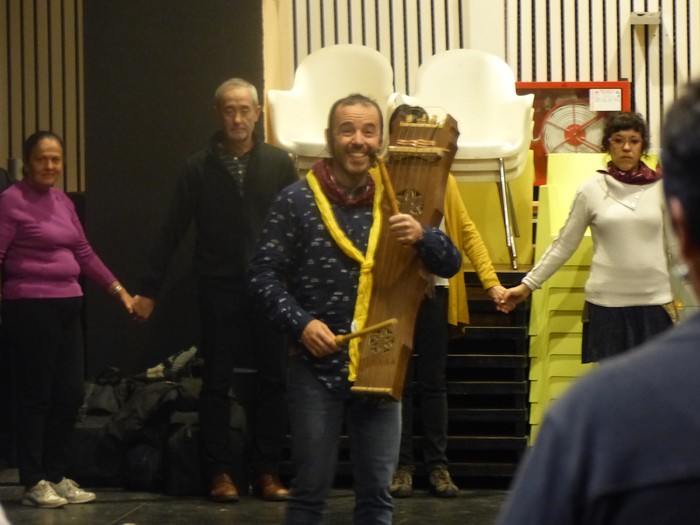 Joan Codina dantza-tailerrean azalpenak ematen