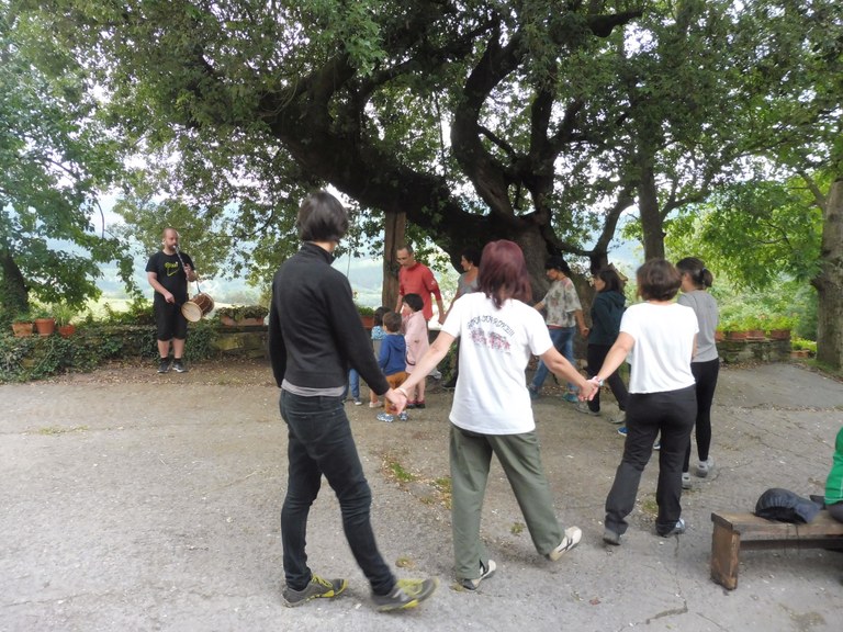 Soka-dantza Sosolan Garia biltzeko auzolanaren ostean, soka-dantza atera genuen Sosolan. 2017-07-15