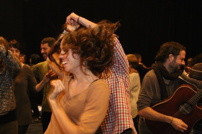 Abenduko zubian Escamot català-rekin dantzaldiak berriz Euskal Herrian