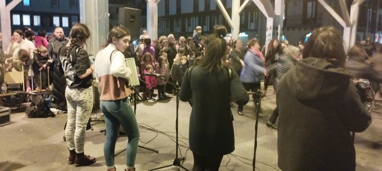 Arrasaten bi dantzaldi bertako musikariekin: kronika