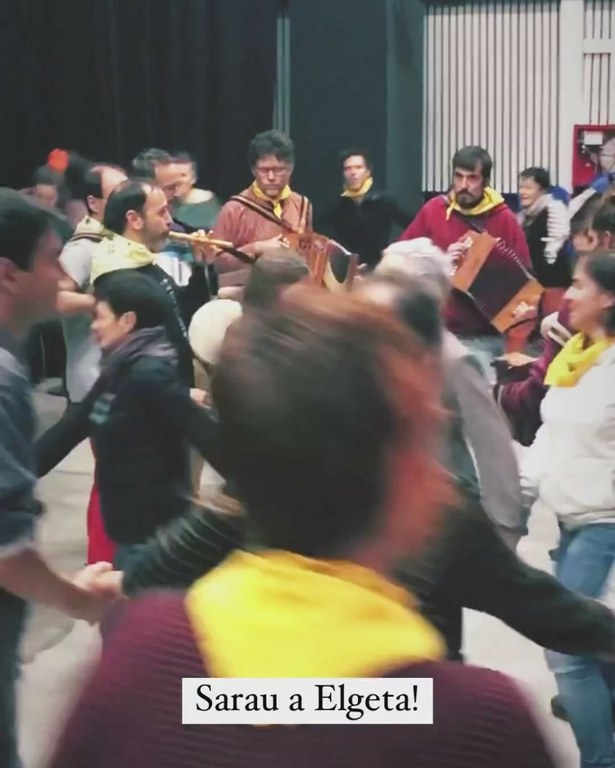 Escamot català-rekin dantzaren magia piztu zen berriz Espaloia kafe-antzokian