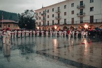 Ukatu zitzaien espazioa dantzan hartu dute Aretxabaletako emakumeek