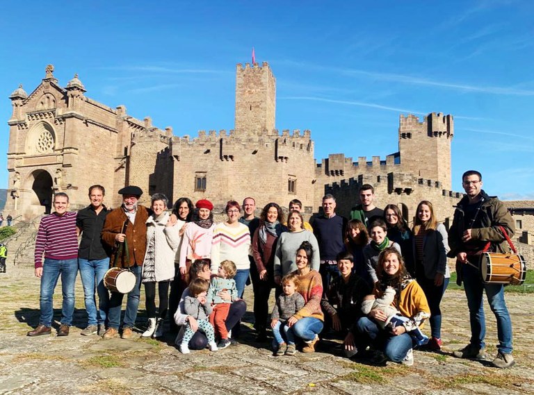 Euskal Herrian euskaraz dantza Euskal Herrian euskaraz dantza