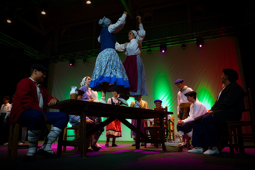 Jai ikuskizuna. Mahai-gainekoa. Arg: Edorta Zabala.