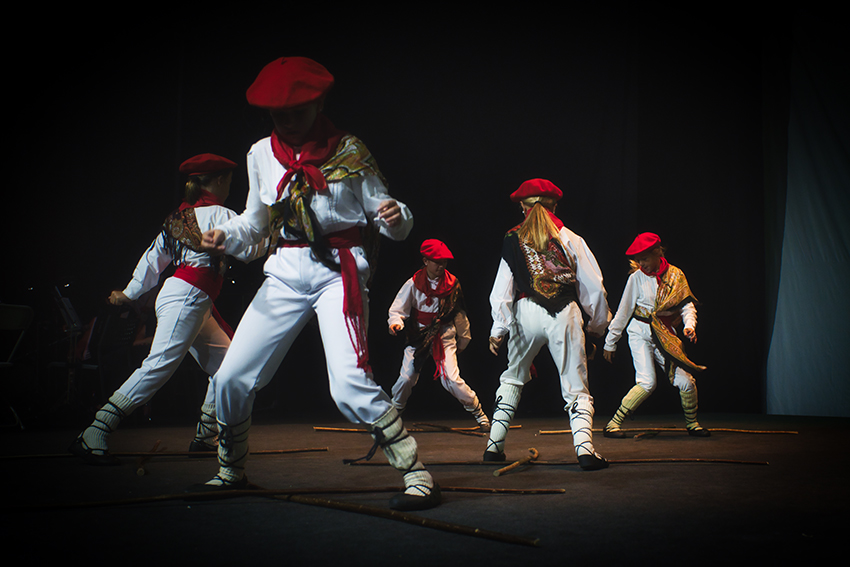 Jai ikuskizuna. Txakolin dantza. Arg: Edorta Zabala.