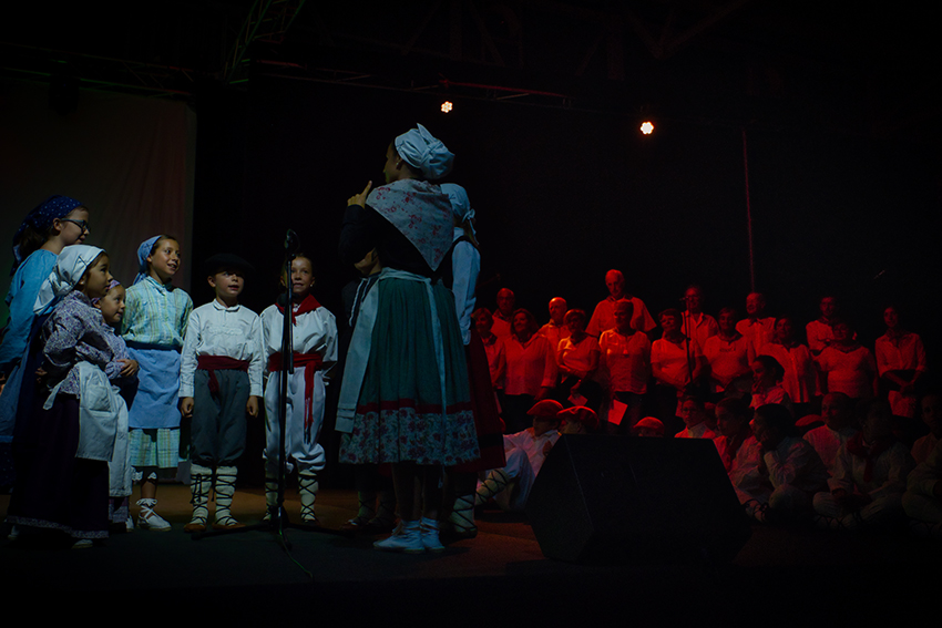 Jai ikuskizuna. Izar-Txiki abesbatza eta Bakioko Abesbatza. Arg: Edorta Zabala.