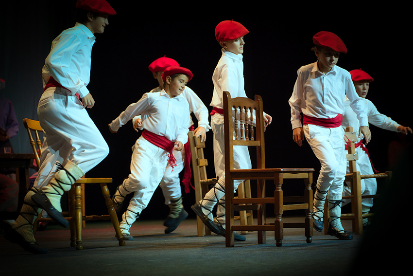 Jai ikuskizuna. Katadera edo aulki-dantza. Arg: Edorta Zabala.