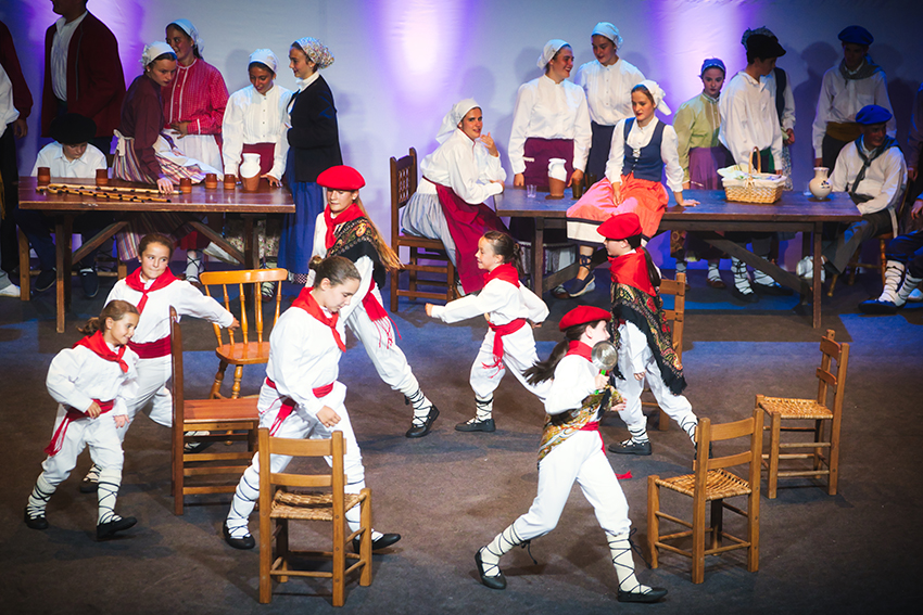 Jai ikuskizuna. Zartain-dantza. Arg: Edorta Zabala.