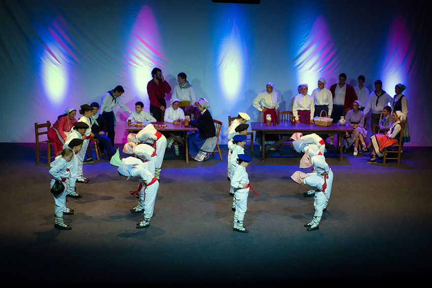 Jai ikuskizuna. Sorgin-dantza. Arg: Edorta Zabala.