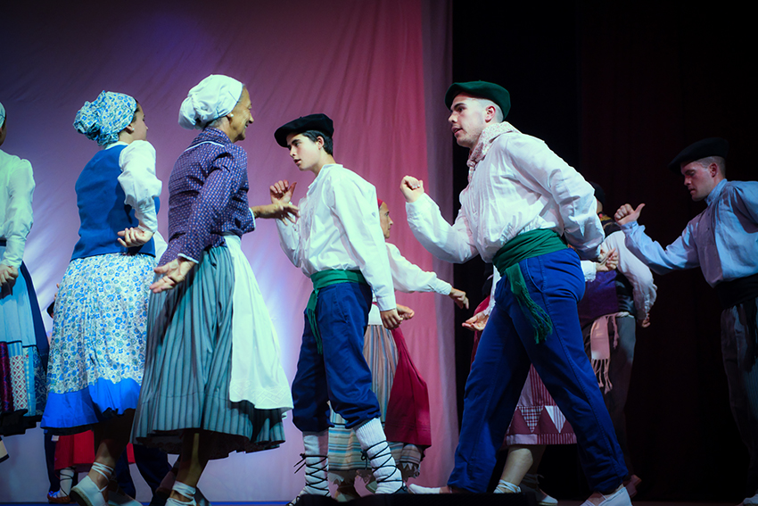 Jai ikuskizuna. Imotzeko esku-dantza. Arg: Edorta Zabala.