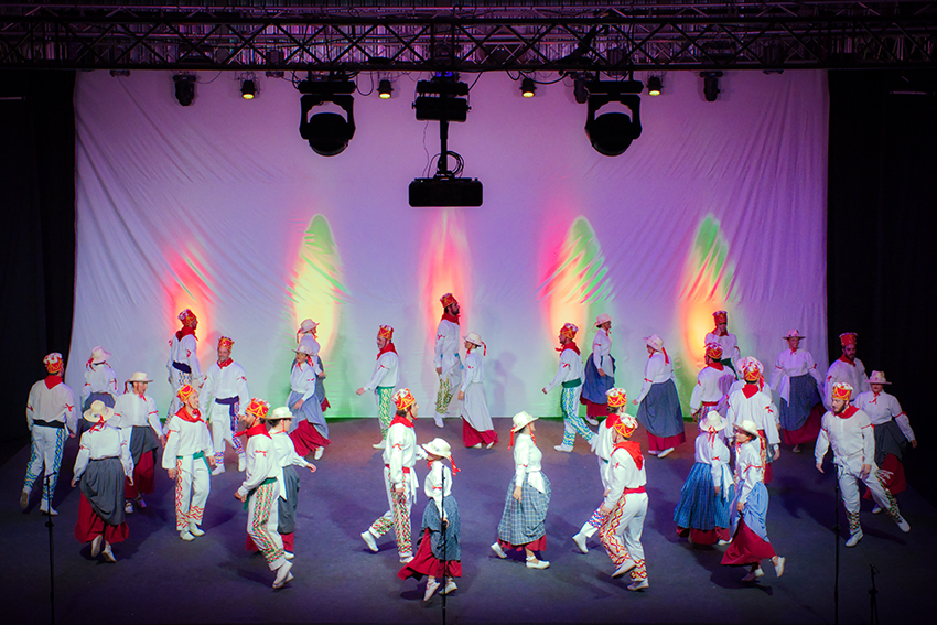 Jai ikuskizuna. Bakiotarrak jauzia. Arg: Edorta Zabala.