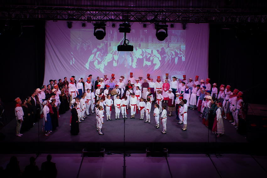 Jai ikuskizuna. Azken kantua. Arg: Edorta Zabala.