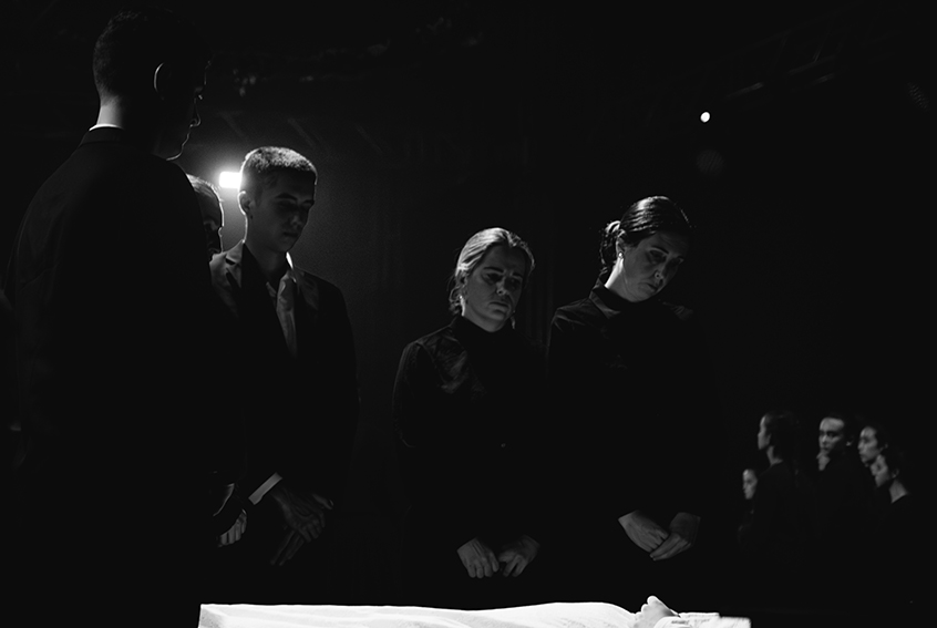 Erio ikuskizuna. Gaubela eta otoitzak hildakoaren gelan.  Arg: Edorta Zabala