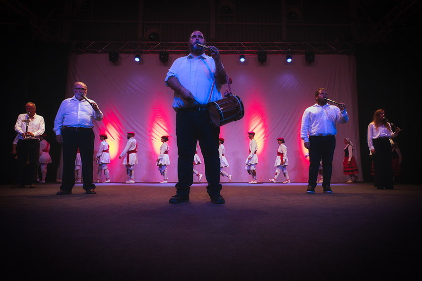 Jai ikuskizuna. Diana, Bakioko txistulariak. Arg: Edorta Zabala.