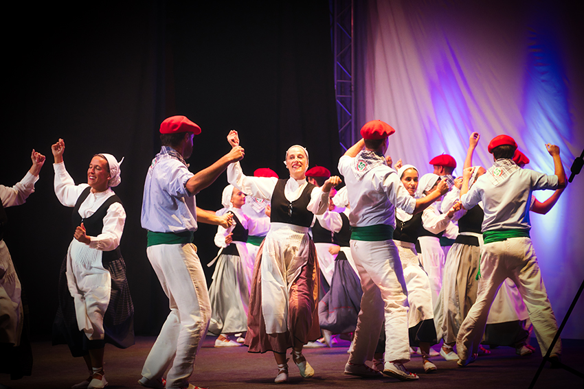 Jai ikuskizuna. Ingurutxoa. Arg: Edorta Zabala.