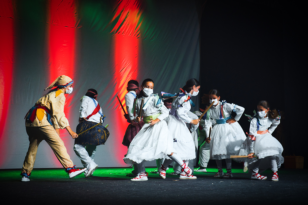 Baskonia ikuskizuna. Villabuena eta Pedrosoko dantzak. Argazkia: Edorta Zabala.