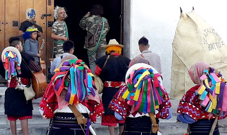 Ihauteriak (3): zezena eta banderak lasterka Tenejapan