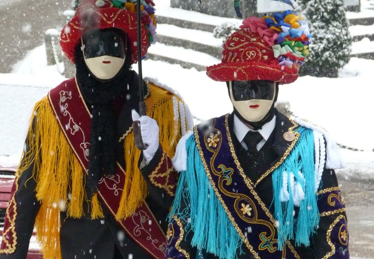 Kapeluak dantzan Bagolinoko ihauterietan Kapeluak dantzan Bagolinoko ihauterietan