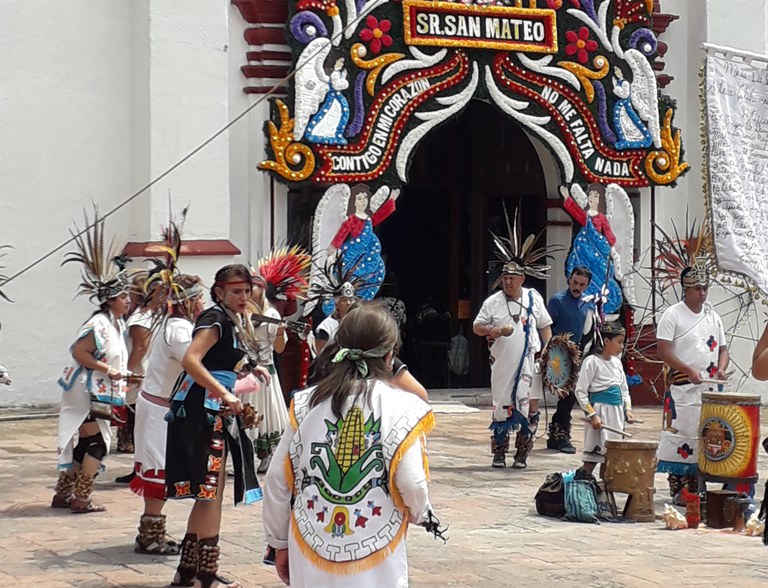Kronika Mexikotik: (Neo)Aztecak sainduarentzat dantzan San Mateon Kronika Mexikotik: (Neo)Aztecak sainduarentzat dantzan San Mateon
