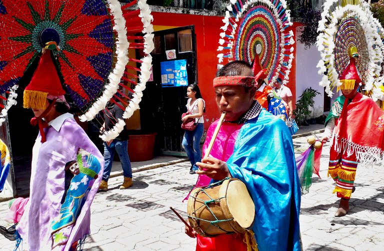 Quetzales, Negritos, Migueles, Pilatos eta bertzeak. Pueblako mendietako dantzen mundua Quetzales, Negritos, Migueles, Pilatos eta bertzeak. Pueblako mendietako dantzen mundua